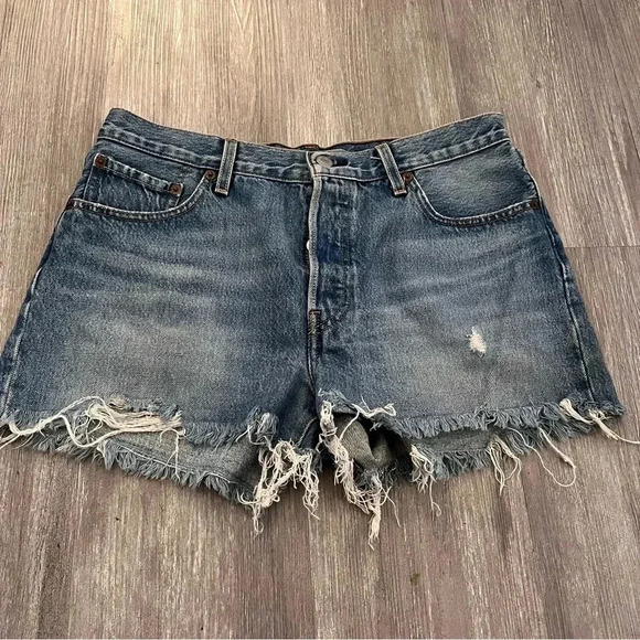Levis 501 women’s Denim Shorts Raw Distressed‎ Size 29 Button Fly - Picture 1 of 8